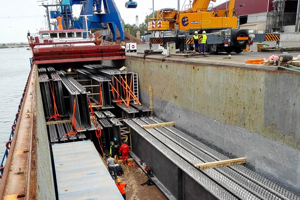 embarque vigas de acero para puente en autopista en reino unido