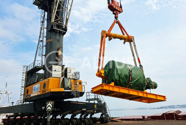 Rotor de 132 toneladas en barcaza en el Danubio, operación coordinada por Altius